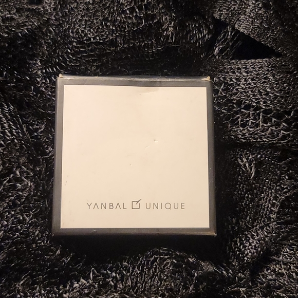 Yanbal Unique Red rose Crystal Earrings - Picture 5 of 5